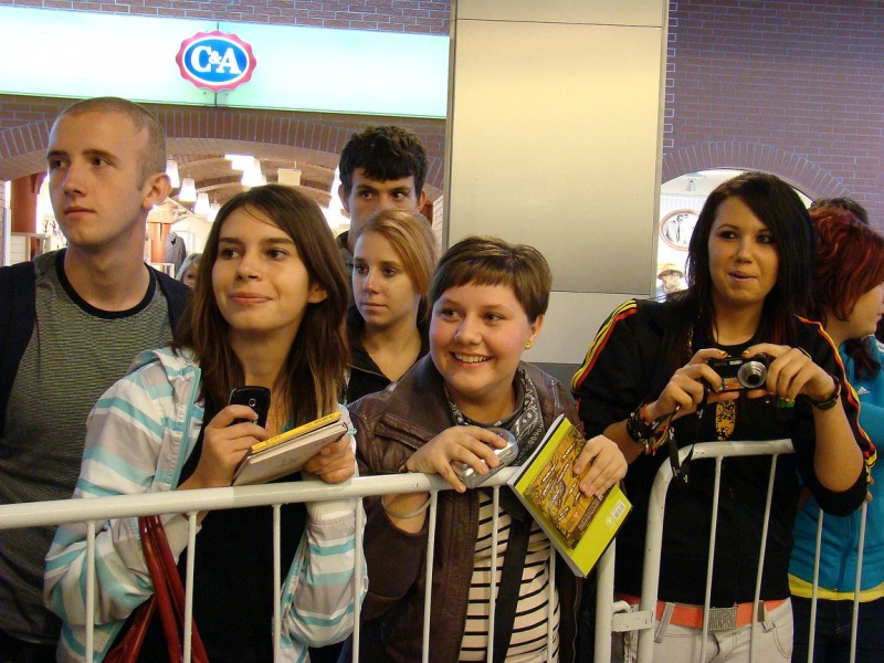 Zdjęcie w galerii na portalu naszwodzislaw.com: Wodzisławianki szaleją za Bednarkiem wiadomości z regionu