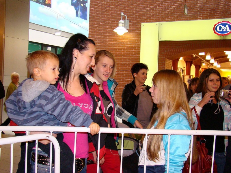 Zdjęcie w galerii na portalu naszwodzislaw.com: Wodzisławianki szaleją za Bednarkiem wiadomości z regionu