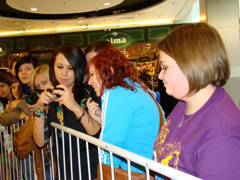 Zdjęcie w galerii na portalu naszwodzislaw.com: Wodzisławianki szaleją za Bednarkiem wiadomości z regionu