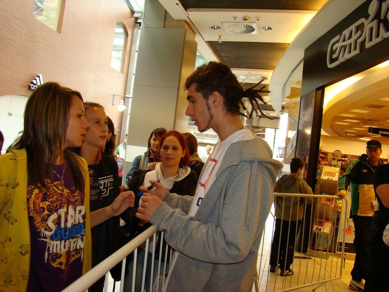 Zdjęcie w galerii na portalu naszwodzislaw.com: Wodzisławianki szaleją za Bednarkiem wiadomości z regionu