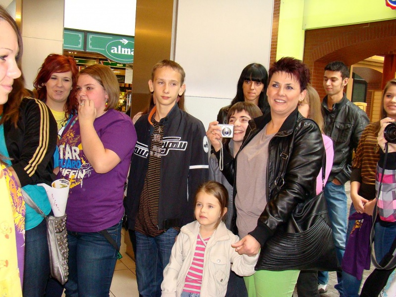 Zdjęcie w galerii na portalu naszwodzislaw.com: Wodzisławianki szaleją za Bednarkiem wiadomości z regionu