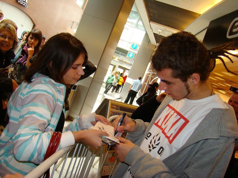 Zdjęcie w galerii na portalu naszwodzislaw.com: Wodzisławianki szaleją za Bednarkiem wiadomości z regionu