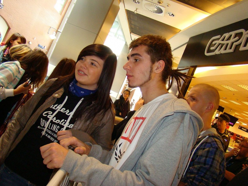 Zdjęcie w galerii na portalu naszwodzislaw.com: Wodzisławianki szaleją za Bednarkiem wiadomości z regionu