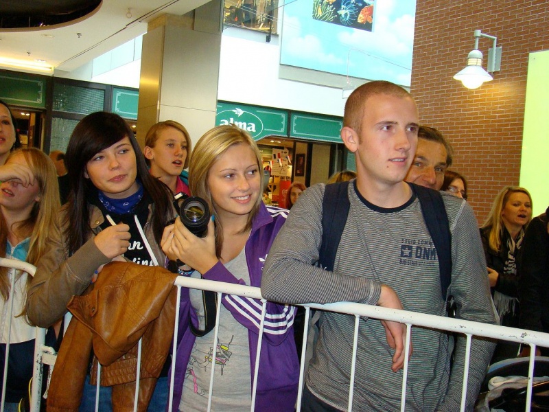 Zdjęcie w galerii na portalu naszwodzislaw.com: Wodzisławianki szaleją za Bednarkiem wiadomości z regionu