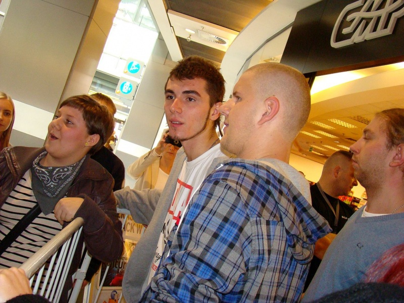 Zdjęcie w galerii na portalu naszwodzislaw.com: Wodzisławianki szaleją za Bednarkiem wiadomości z regionu