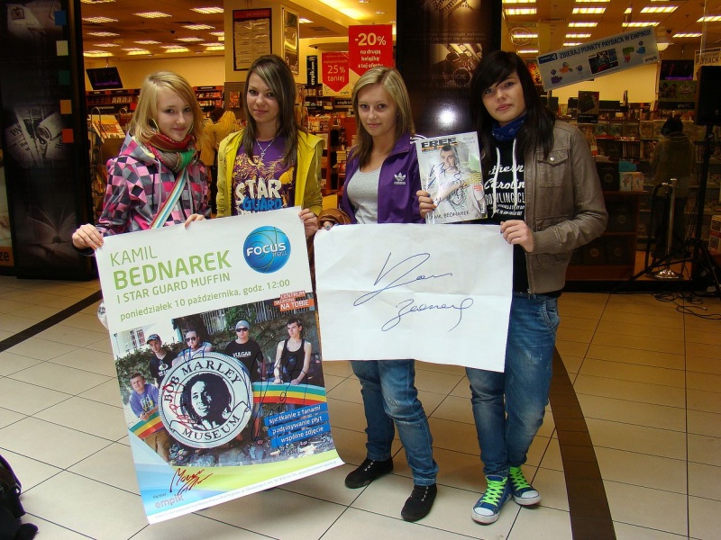 Zdjęcie w galerii na portalu naszwodzislaw.com: Wodzisławianki szaleją za Bednarkiem wiadomości z regionu