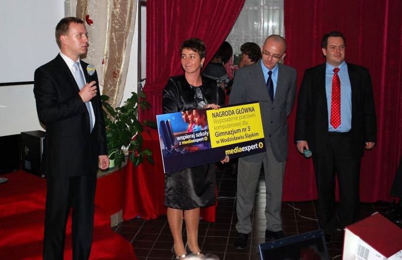 Zdjęcie w galerii na portalu naszwodzislaw.com: 9 komputerów za 6548 głosów  wiadomości z regionu