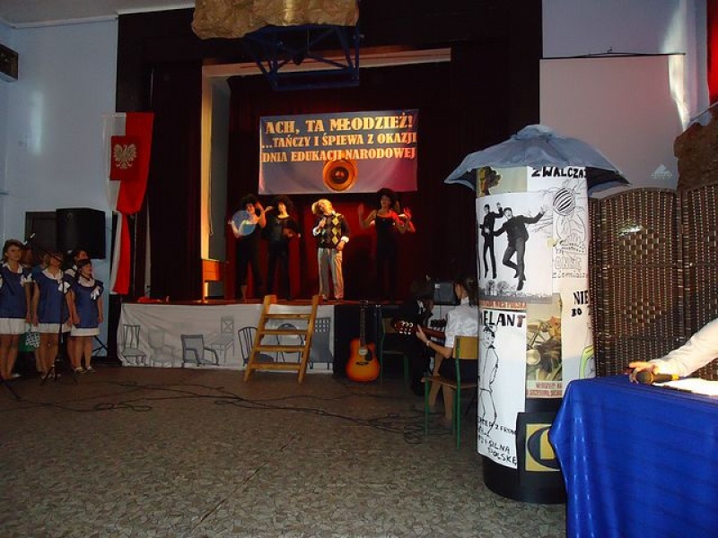 Zdjęcie w galerii na portalu naszwodzislaw.com: Powiat wyróżnił nauczycieli wiadomości z regionu