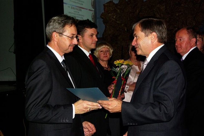 Zdjęcie w galerii na portalu naszwodzislaw.com: Powiat wyróżnił nauczycieli wiadomości z regionu