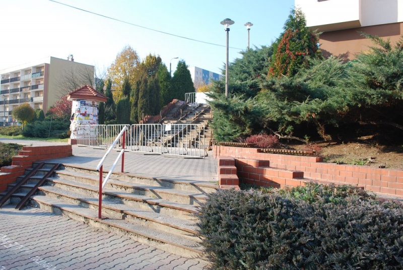 Zdjęcie w galerii na portalu naszwodzislaw.com: Doczekali się remontu schodów wiadomości z regionu