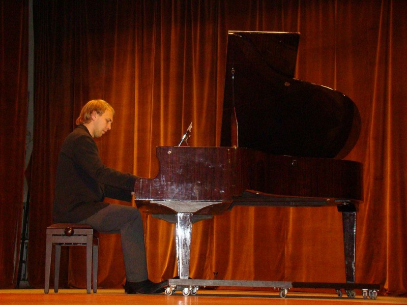 Zdjęcie w galerii na portalu naszwodzislaw.com: Zamienili oparcia foteli w klawisze wiadomości z regionu