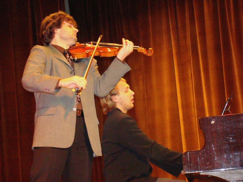 Zdjęcie w galerii na portalu naszwodzislaw.com: Zamienili oparcia foteli w klawisze wiadomości z regionu