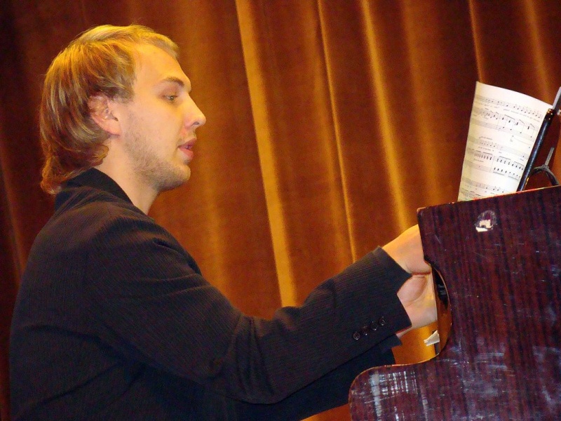 Zdjęcie w galerii na portalu naszwodzislaw.com: Zamienili oparcia foteli w klawisze wiadomości z regionu