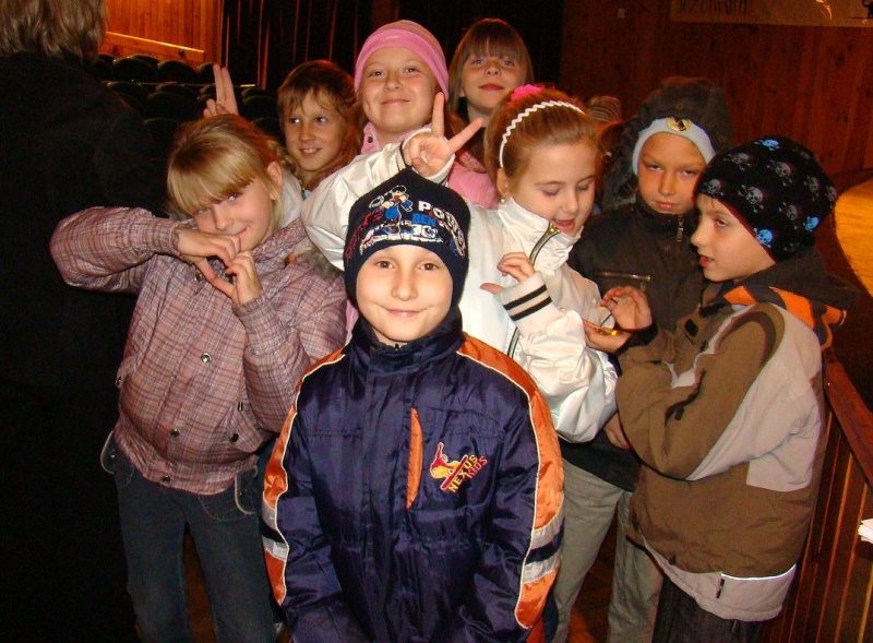 Zdjęcie w galerii na portalu naszwodzislaw.com: Zamienili oparcia foteli w klawisze wiadomości z regionu