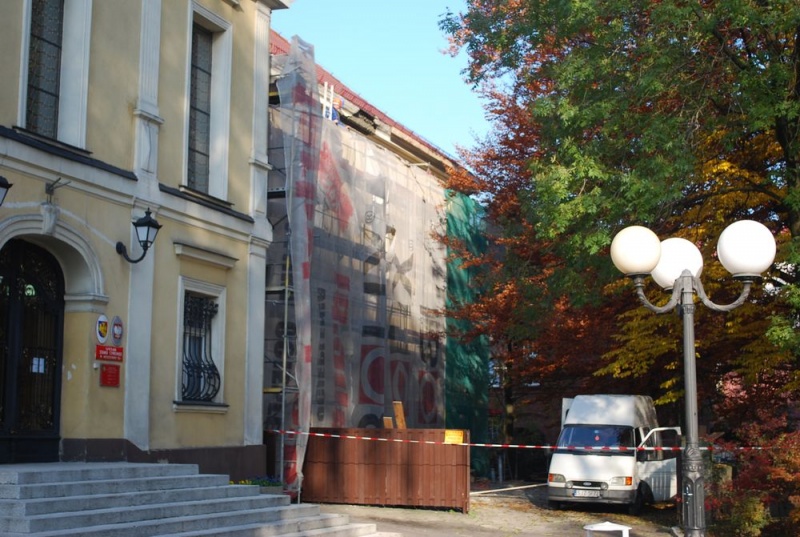 Zdjęcie w galerii na portalu naszwodzislaw.com: Na dachu nie rosną już drzewa wiadomości z regionu