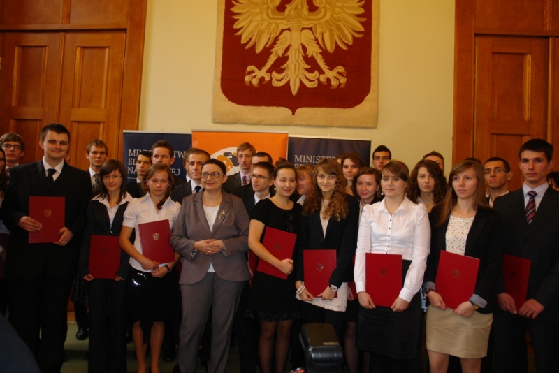 Zdjęcie w galerii na portalu naszwodzislaw.com: Prestiżowe wyróżnienia dla stypendystów wiadomości z regionu
