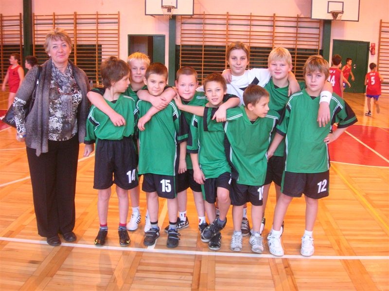 Zdjęcie w galerii na portalu naszwodzislaw.com: SP nr 28 zwyciężyła w turnieju koszykówki wiadomości z regionu