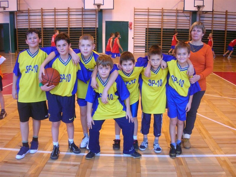 Zdjęcie w galerii na portalu naszwodzislaw.com: SP nr 28 zwyciężyła w turnieju koszykówki wiadomości z regionu