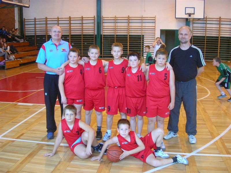 Zdjęcie w galerii na portalu naszwodzislaw.com: SP nr 28 zwyciężyła w turnieju koszykówki wiadomości z regionu