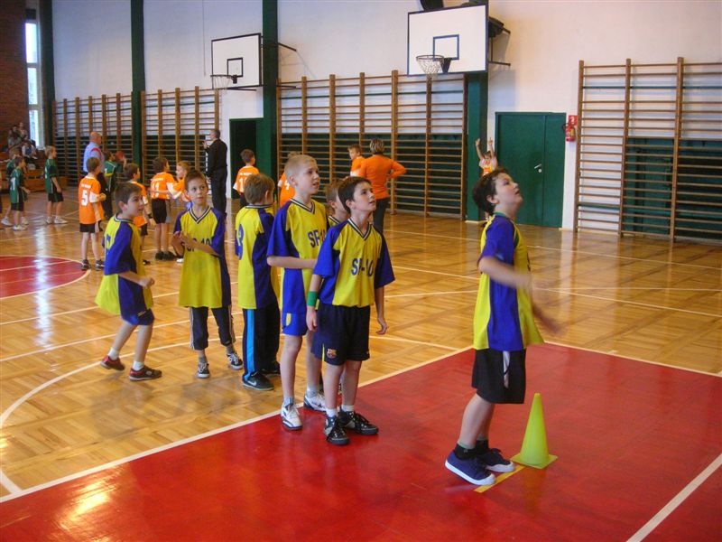 Zdjęcie w galerii na portalu naszwodzislaw.com: SP nr 28 zwyciężyła w turnieju koszykówki wiadomości z regionu