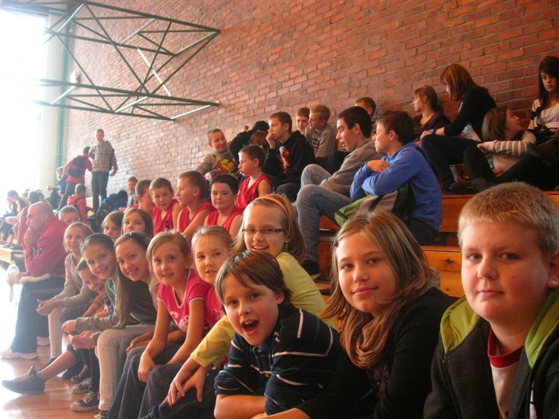 Zdjęcie w galerii na portalu naszwodzislaw.com: SP nr 28 zwyciężyła w turnieju koszykówki wiadomości z regionu