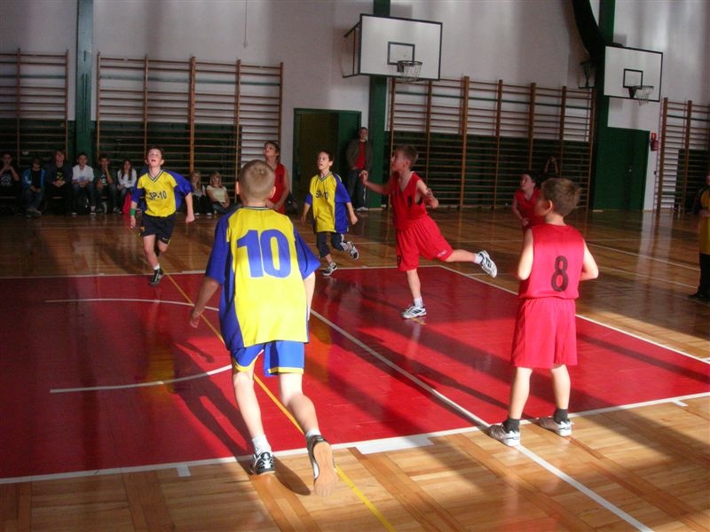 Zdjęcie w galerii na portalu naszwodzislaw.com: SP nr 28 zwyciężyła w turnieju koszykówki wiadomości z regionu