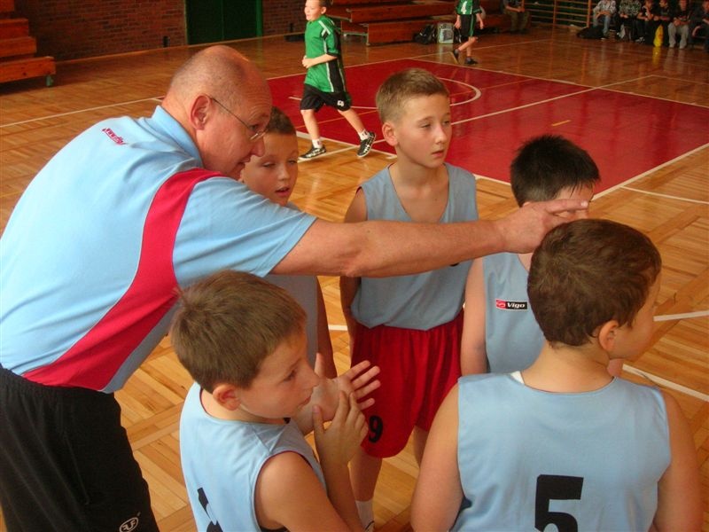 Zdjęcie w galerii na portalu naszwodzislaw.com: SP nr 28 zwyciężyła w turnieju koszykówki wiadomości z regionu