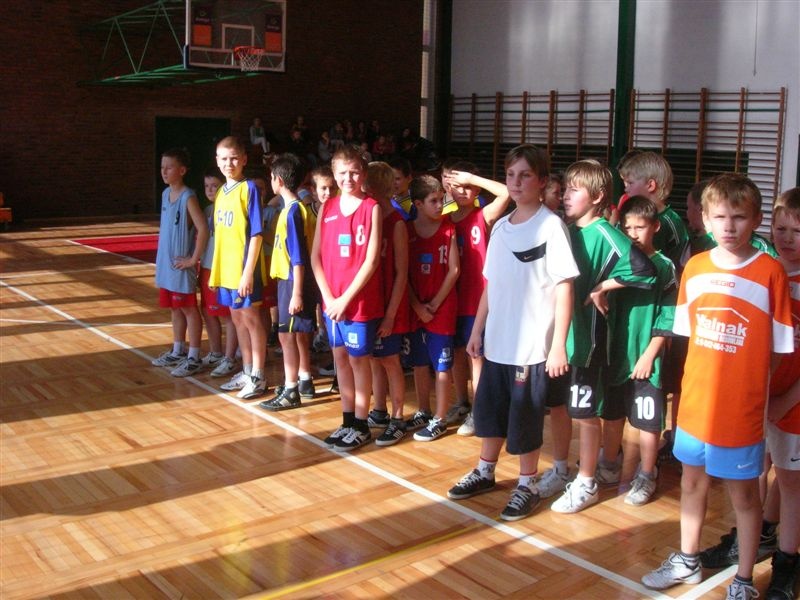 Zdjęcie w galerii na portalu naszwodzislaw.com: SP nr 28 zwyciężyła w turnieju koszykówki wiadomości z regionu