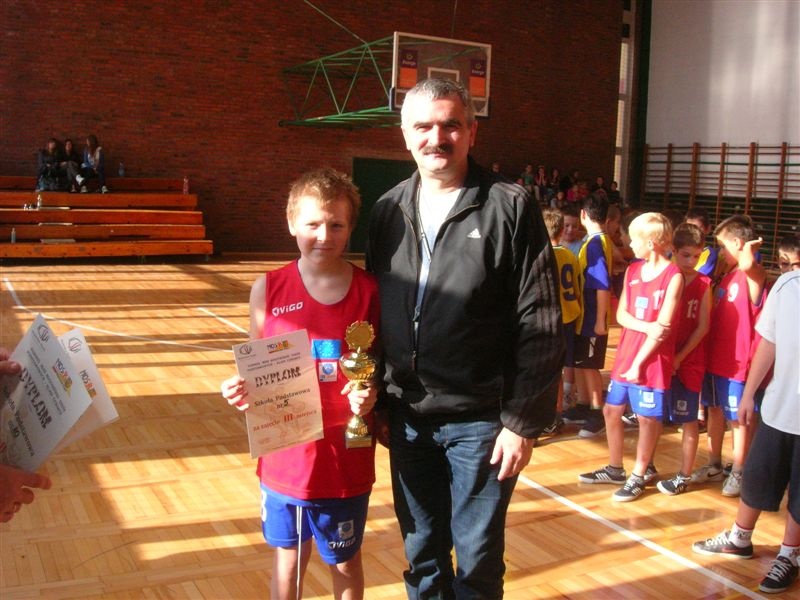 Zdjęcie w galerii na portalu naszwodzislaw.com: SP nr 28 zwyciężyła w turnieju koszykówki wiadomości z regionu