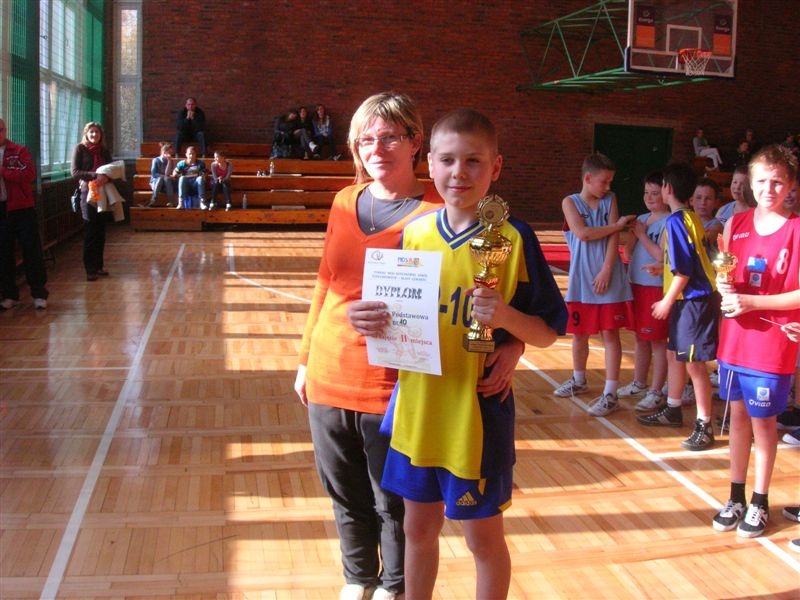 Zdjęcie w galerii na portalu naszwodzislaw.com: SP nr 28 zwyciężyła w turnieju koszykówki wiadomości z regionu