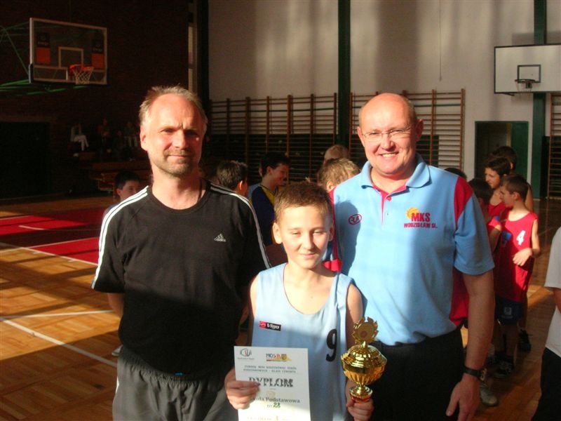 Zdjęcie w galerii na portalu naszwodzislaw.com: SP nr 28 zwyciężyła w turnieju koszykówki wiadomości z regionu