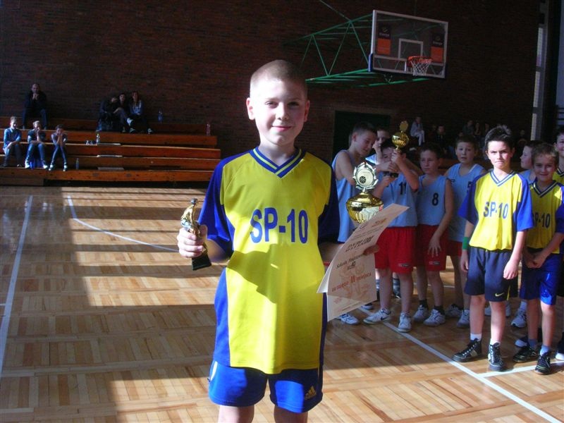 Zdjęcie w galerii na portalu naszwodzislaw.com: SP nr 28 zwyciężyła w turnieju koszykówki wiadomości z regionu