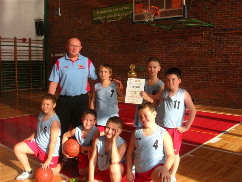 Zdjęcie w galerii na portalu naszwodzislaw.com: SP nr 28 zwyciężyła w turnieju koszykówki wiadomości z regionu