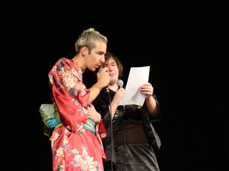 Zdjęcie w galerii na portalu naszwodzislaw.com: Brat pożyczył na perukę wiadomości z regionu