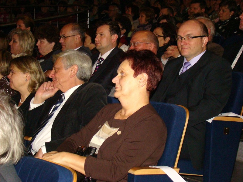 Zdjęcie w galerii na portalu naszwodzislaw.com: Dyrektor dostał papierowy tort wiadomości z regionu