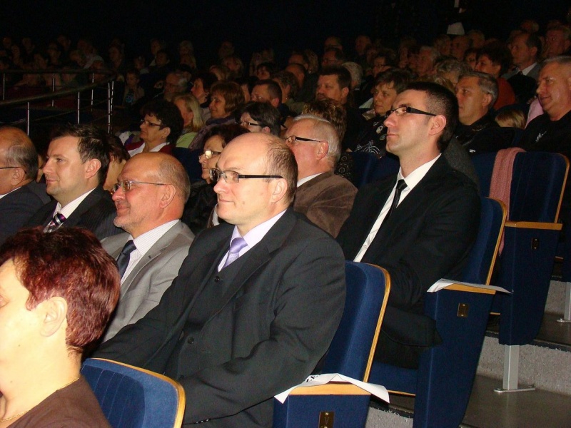 Zdjęcie w galerii na portalu naszwodzislaw.com: Dyrektor dostał papierowy tort wiadomości z regionu