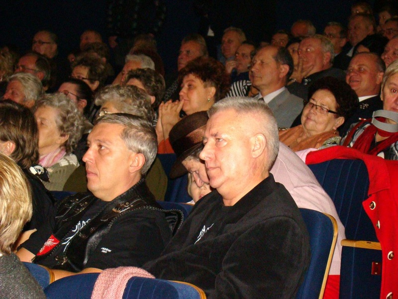 Zdjęcie w galerii na portalu naszwodzislaw.com: Dyrektor dostał papierowy tort wiadomości z regionu