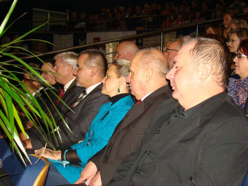 Zdjęcie w galerii na portalu naszwodzislaw.com: Dyrektor dostał papierowy tort wiadomości z regionu