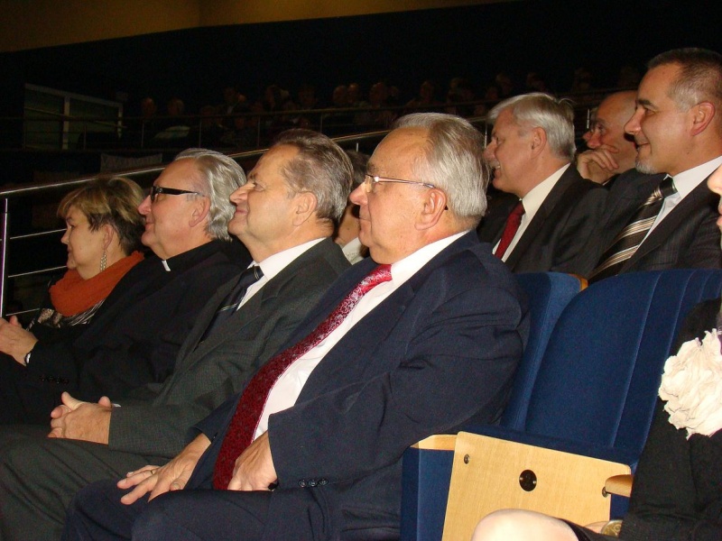 Zdjęcie w galerii na portalu naszwodzislaw.com: Dyrektor dostał papierowy tort wiadomości z regionu