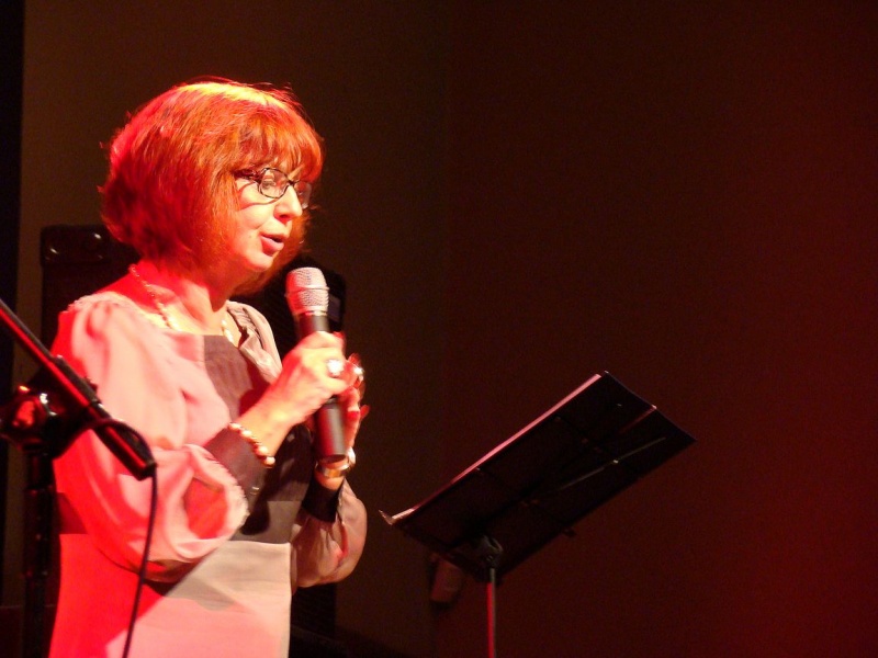 Zdjęcie w galerii na portalu naszwodzislaw.com: Dyrektor dostał papierowy tort wiadomości z regionu