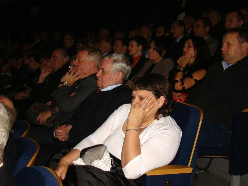 Zdjęcie w galerii na portalu naszwodzislaw.com: Dyrektor dostał papierowy tort wiadomości z regionu