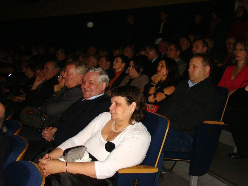 Zdjęcie w galerii na portalu naszwodzislaw.com: Dyrektor dostał papierowy tort wiadomości z regionu