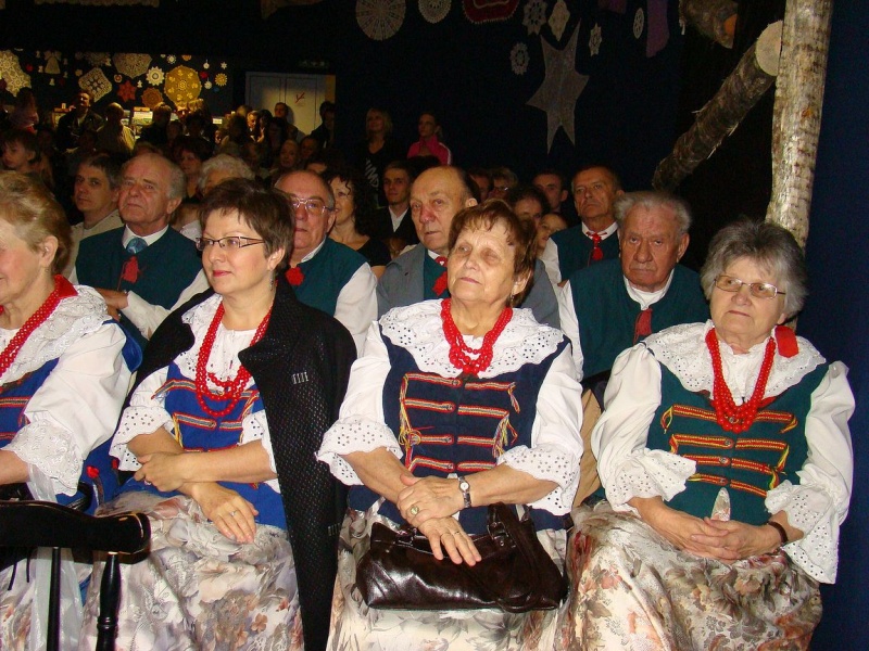 Zdjęcie w galerii na portalu naszwodzislaw.com: Dyrektor dostał papierowy tort wiadomości z regionu