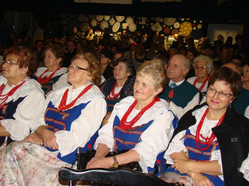 Zdjęcie w galerii na portalu naszwodzislaw.com: Dyrektor dostał papierowy tort wiadomości z regionu