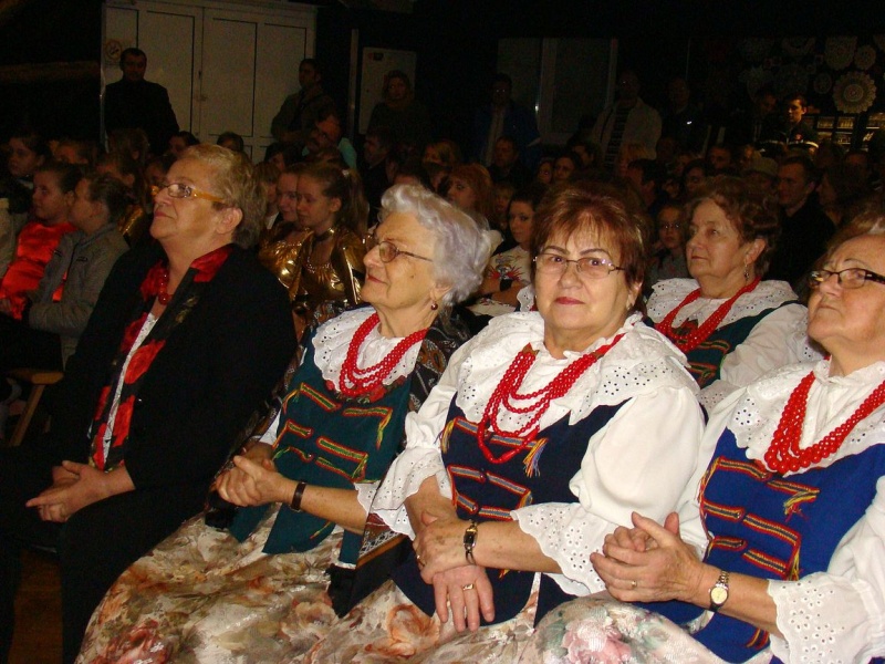 Zdjęcie w galerii na portalu naszwodzislaw.com: Dyrektor dostał papierowy tort wiadomości z regionu