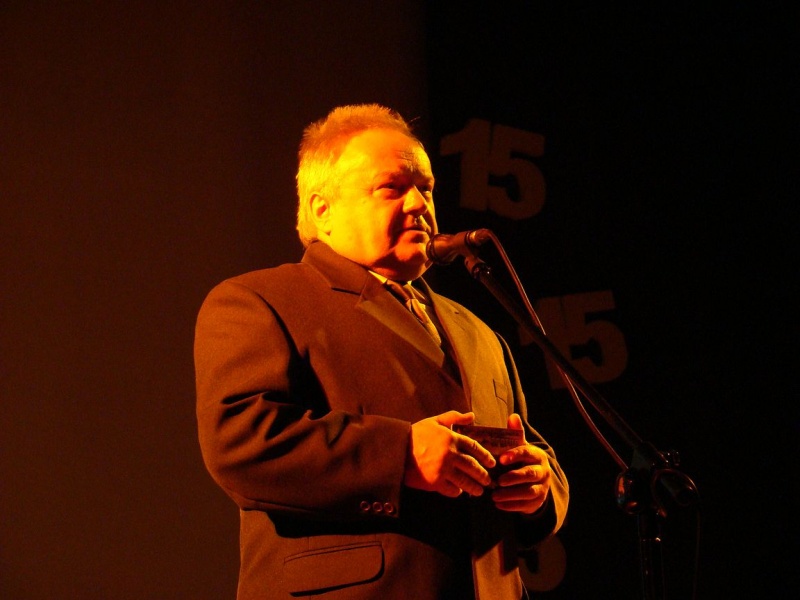 Zdjęcie w galerii na portalu naszwodzislaw.com: Dyrektor dostał papierowy tort wiadomości z regionu