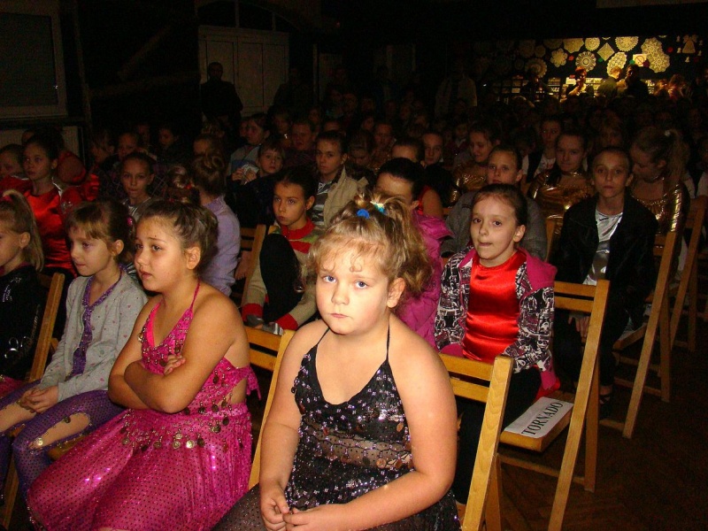 Zdjęcie w galerii na portalu naszwodzislaw.com: Dyrektor dostał papierowy tort wiadomości z regionu