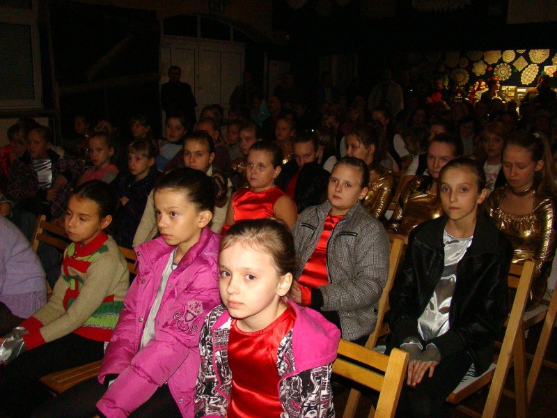 Zdjęcie w galerii na portalu naszwodzislaw.com: Dyrektor dostał papierowy tort wiadomości z regionu