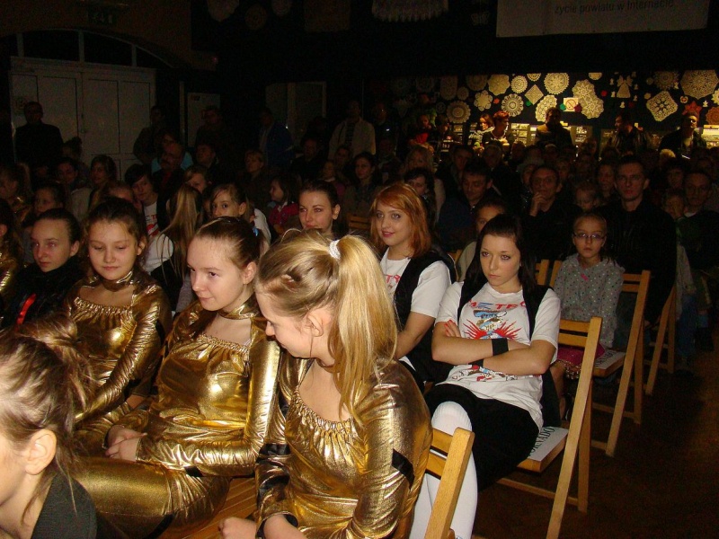 Zdjęcie w galerii na portalu naszwodzislaw.com: Dyrektor dostał papierowy tort wiadomości z regionu