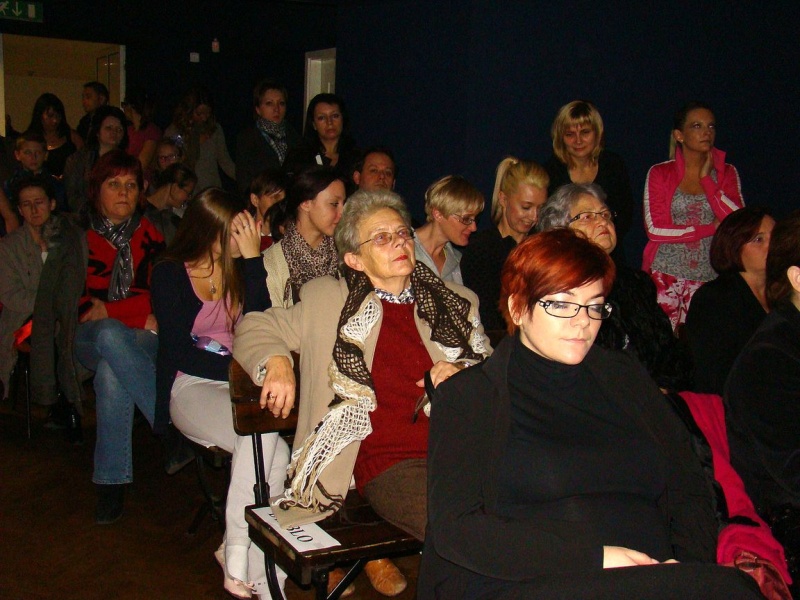 Zdjęcie w galerii na portalu naszwodzislaw.com: Dyrektor dostał papierowy tort wiadomości z regionu